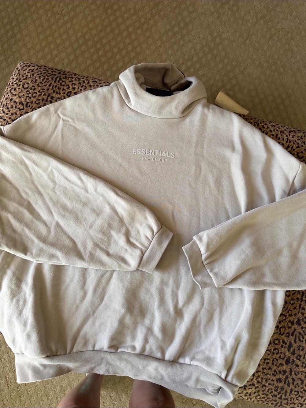 Essentials Men’s Cream Sweatshirt with Logo size L has hood